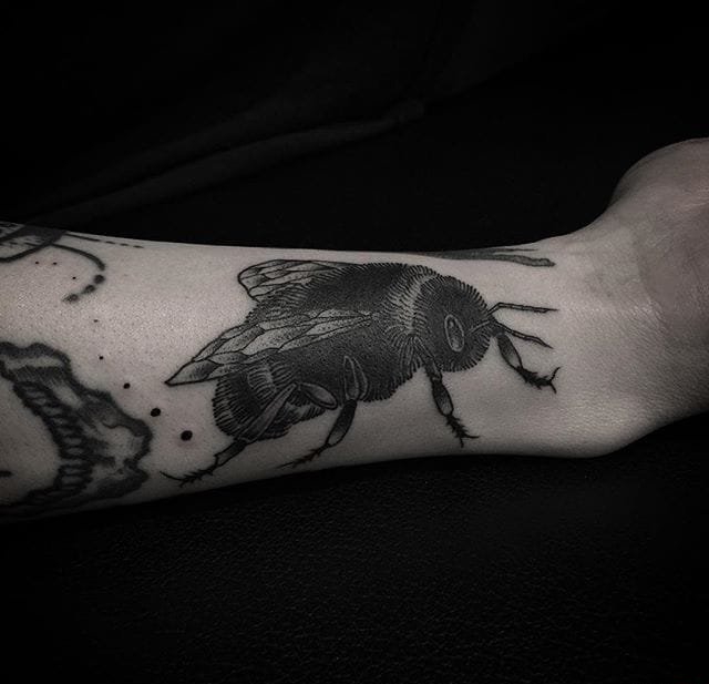 点击大图看下一张:黑色水墨风格纹身动物有趣的昆虫纹身图案