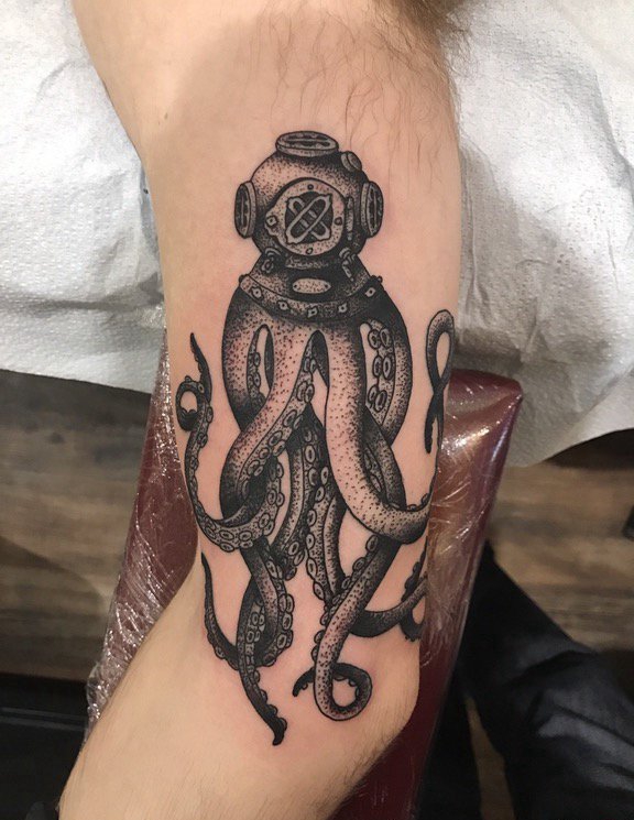 点击大图看下一张：手臂上黑色章鱼纹身点刺纹身机械图片