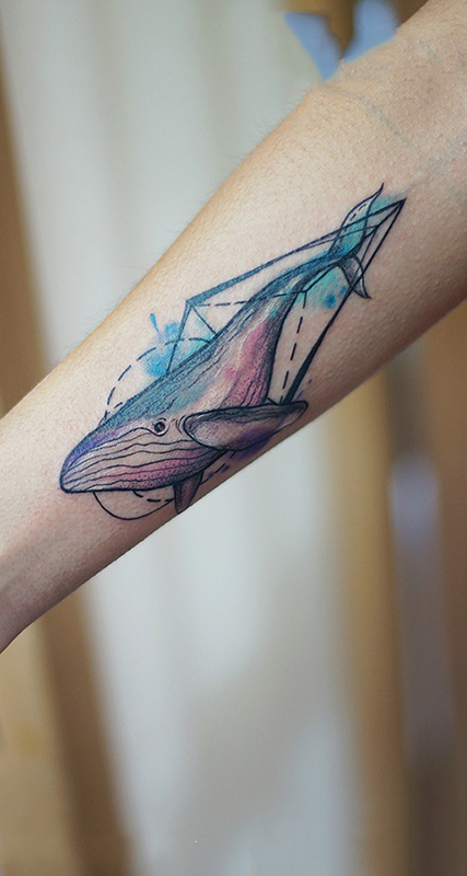 点击大图看下一张：海中巨兽，手臂鲸鱼彩绘纹身