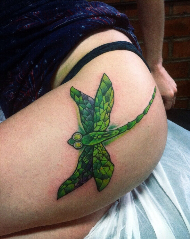 点击大图看下一张：女性臀部上绿色的大蜻蜓
