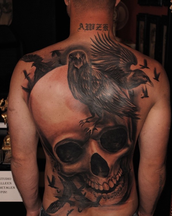 点击大图看下一张：满背乌鸦骷髅纹身图案