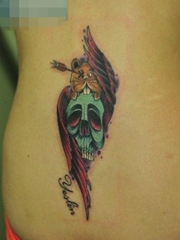 美女腰部好看的彩色骷髅与翅膀纹身图案