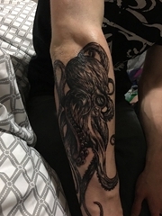 男子右手小臂上细致的黑色章鱼纹身图片