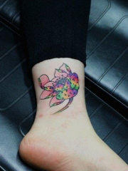 女孩子脚踝精美的彩色莲花纹身图案