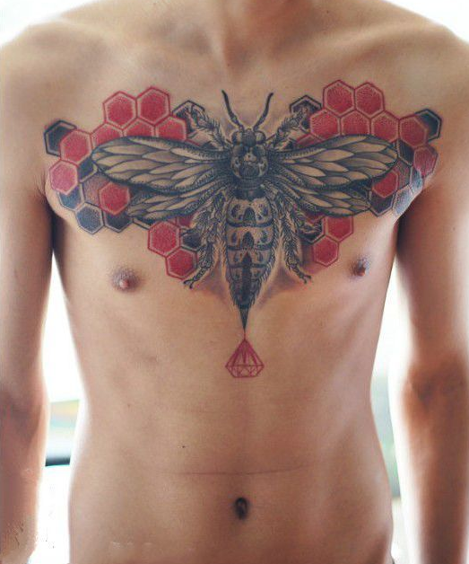 点击大图看下一张：男性胸部超霸气蜜蜂纹身