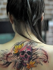 女孩子背部另类精美的一张骷髅纹身图案