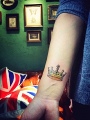 男生手臂上的皇冠纹身图案