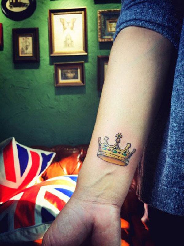 点击大图看下一张：男生手臂上的皇冠纹身图案