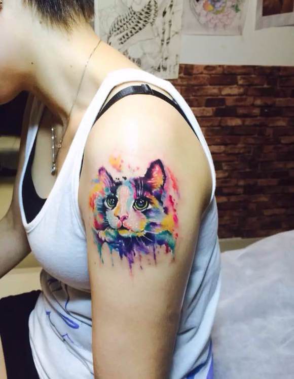 点击大图看下一张：女生手臂可爱的彩绘小猫纹身
