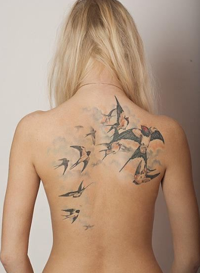 点击大图看下一张：女生后背唯美的燕子纹身