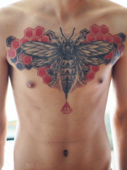 男性胸部超霸气蜜蜂纹身
