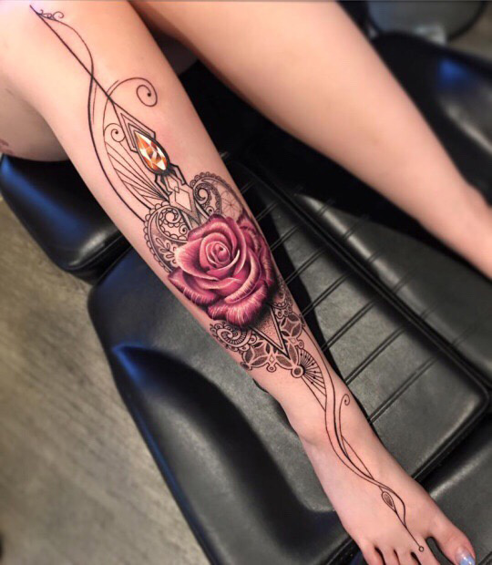 点击大图看下一张：百花之王，腿部绚丽玫瑰创意纹身