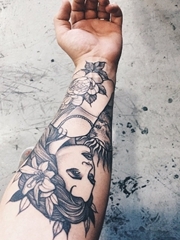 手前臂上漂亮花朵和单色美丽女性纹身图片