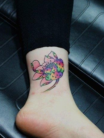 点击大图看下一张：女孩子脚踝精美的彩色莲花纹身图案
