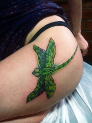 女性臀部上绿色的大蜻蜓