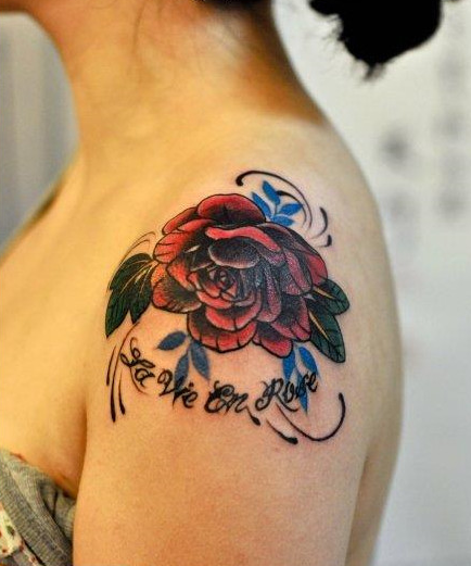 点击大图看下一张：美女肩部彩色玫瑰花纹身图案