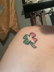女性左肩上彩色的小清新植物纹身四叶草纹身图片