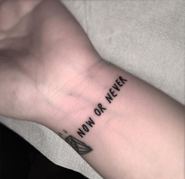 点击大图看下一张：彩色女神纹身小清新风格简单个性线条纹身图案