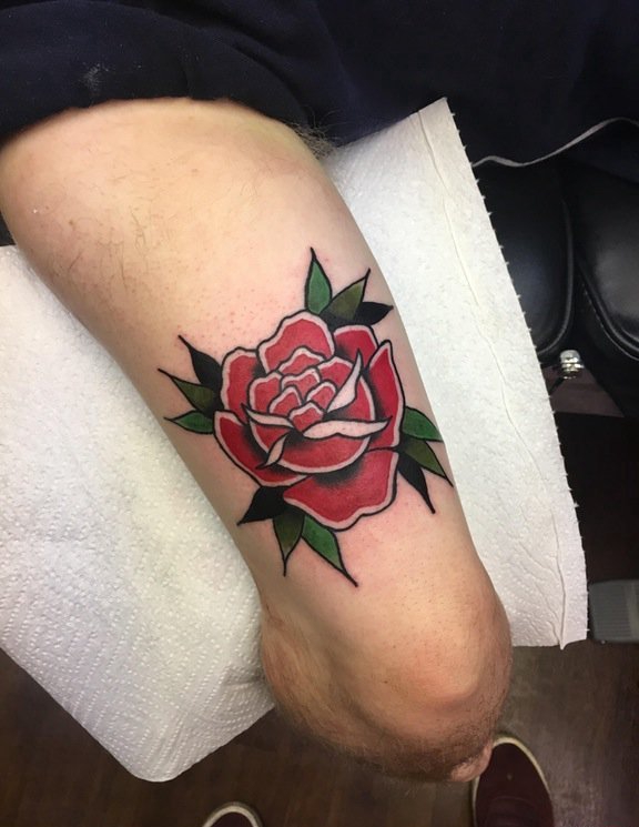 点击大图看下一张：大腿部漂亮的传统风格玫瑰花纹身图片