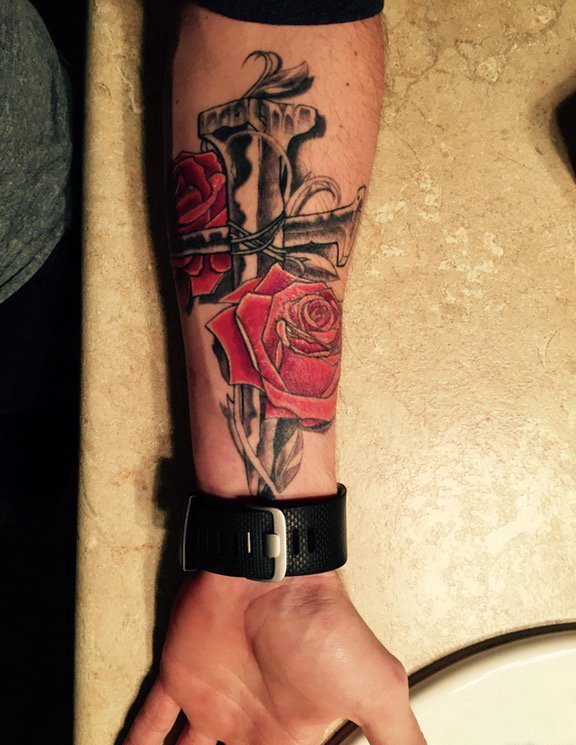 点击大图看下一张：男性手臂内侧彩色十字架纹身玫瑰花纹身图片