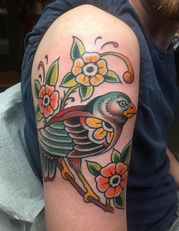 点击大图看下一张：男性右手臂上彩色的鸟纹身小花朵纹身图片