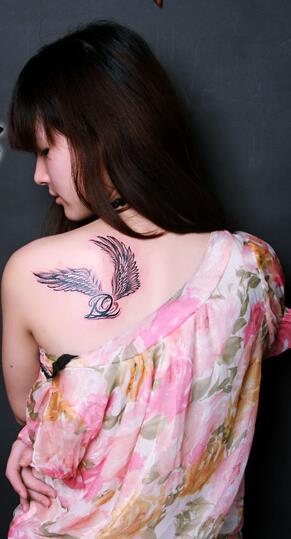 点击大图看下一张：美女肩背精巧精致的翅膀文字纹身图案
