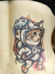 女性后腰太空猫猫纹身