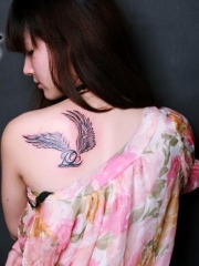 美女肩背精巧精致的翅膀文字纹身图案