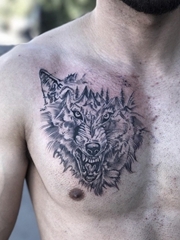 男性胸部上黑灰色山峰和狼头纹身图片