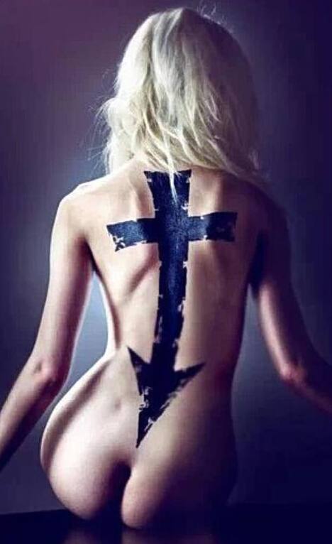 点击大图看下一张：美女后背箭头十字架纹身