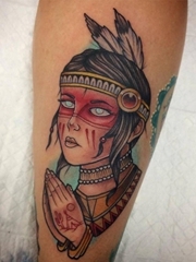 手前臂上精美的印第安风格的女孩纹身图片
