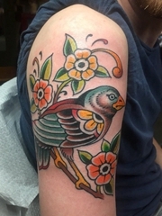 男性右手臂上彩色的鸟纹身小花朵纹身图片