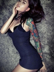 性感美女完美覆盖花臂纹身