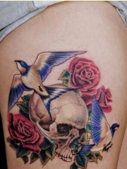 腿部个性时尚好看的骷髅玫瑰花纹身图
