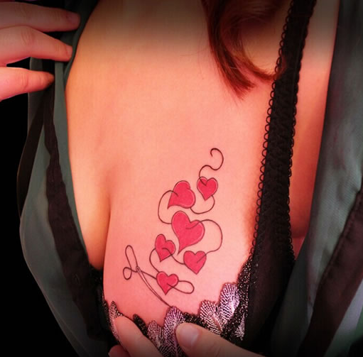 点击大图看下一张：美女胸部的桃心图案纹身