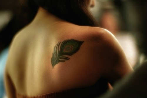 点击大图看下一张：性感女生背部孔雀羽毛纹身