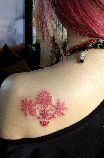 点击大图看下一张：靓女肩背完美好看的图腾花卉纹身图案