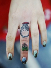 手指可爱经典的卡通龙猫纹身