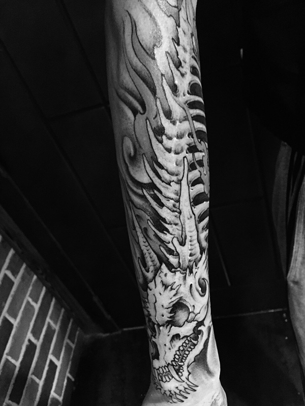 点击大图看下一张：化龙入骨，手臂霸气龙骨个性纹身