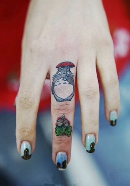 点击大图看下一张：手指可爱经典的卡通龙猫纹身