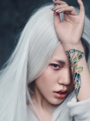 吴莫愁白发魔女造型，秀手臂彩绘纹身