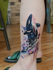 渴望蓝天，腿部鲸鱼创意水彩纹身