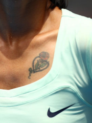 李娜胸前心形玫瑰纹身图案