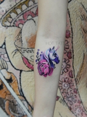马踏蔷薇，手臂独角兽玫瑰彩绘纹身