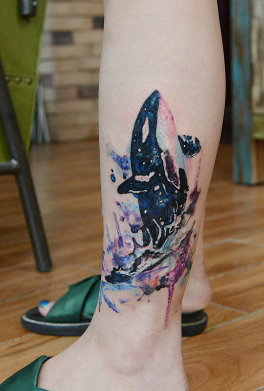 点击大图看下一张：渴望蓝天，腿部鲸鱼创意水彩纹身