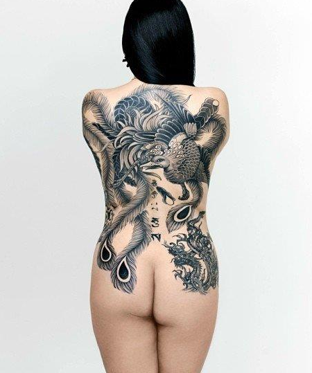 点击大图看下一张：女性满背黑白凤凰纹身图案