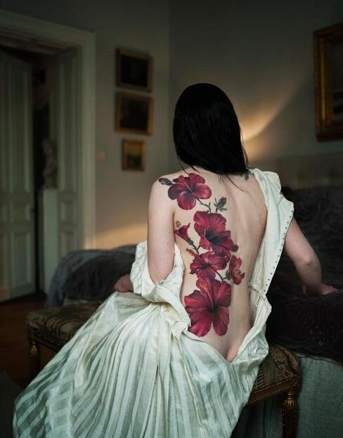 点击大图看下一张：性感美女背部花卉纹身