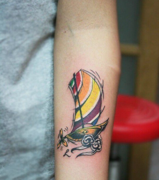 点击大图看下一张：海上小帆船创意手臂纹身