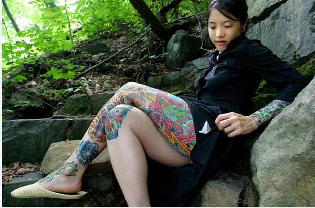 点击大图看下一张：美女大腿艳丽迷人的花腿纹身