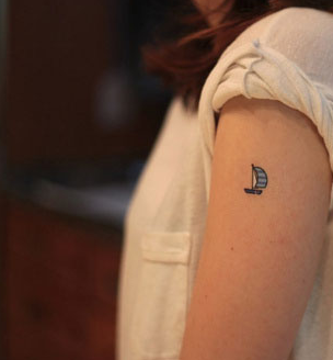 点击大图看下一张：女性手臂帆船小纹身